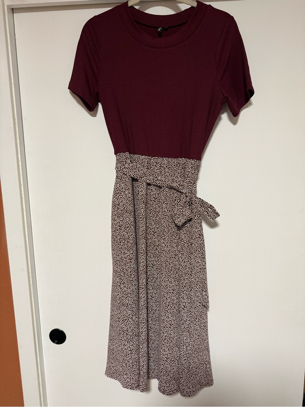 Short Sleeve Ribbed Bodice Midi Dress in Burgundy and Cream
